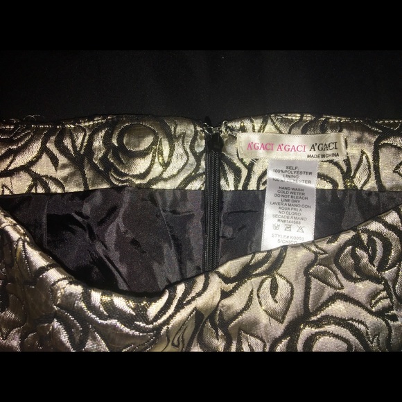 Rose print shimmer thread shorts - Picture 3 of 5